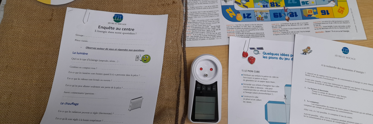 Jeu de société avec documents, jeton et dés sur table.