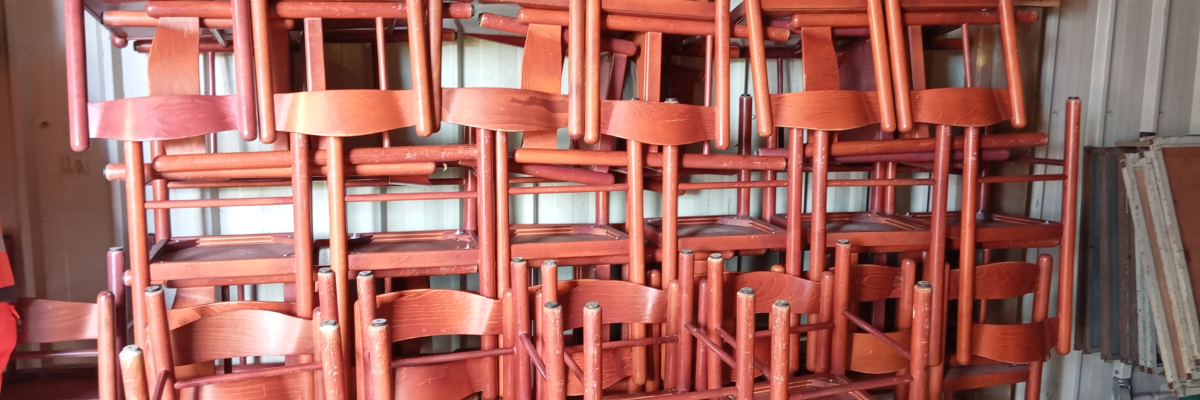 Pile de chaises en bois avec des coussins.