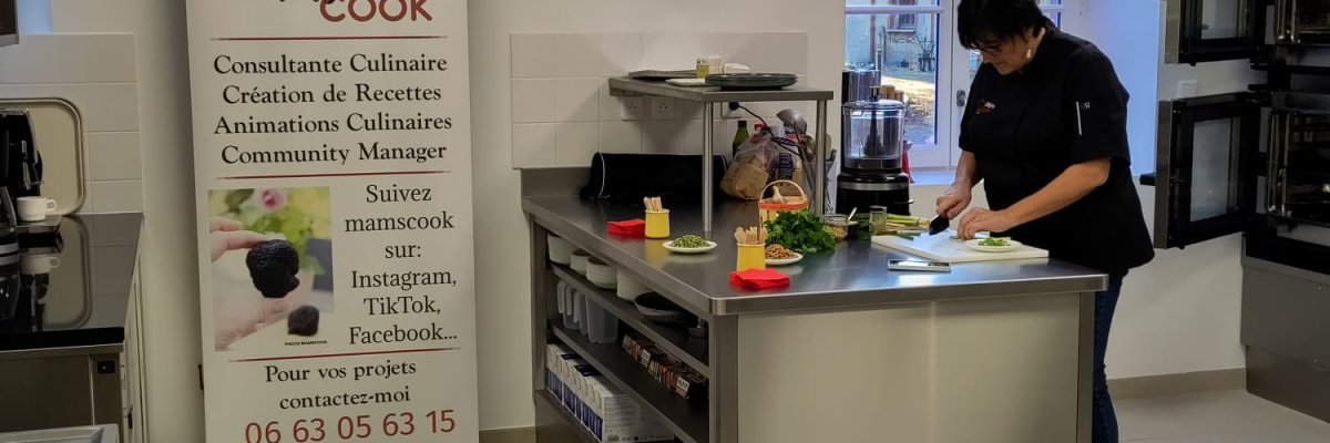 Cuisine avec équipement, plan de travail, fourneaux, et personne travaillant.