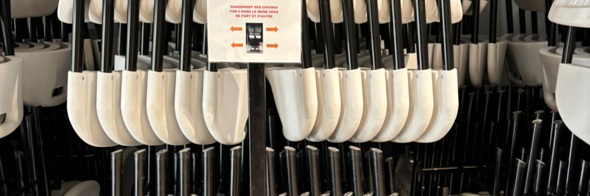 Racks de rangement avec chaises empilées.