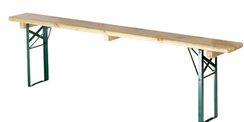 Table avec supports métalliques.