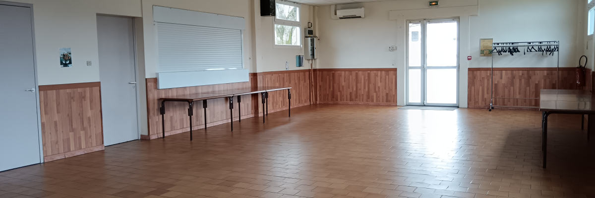 Salle avec tableau, barre de danse, porte, climatiseur et murs en bois.