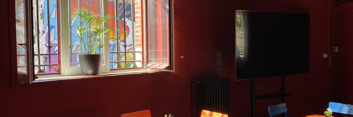 Pièces avec tables, chaises, canapés, TV, et fenêtres.