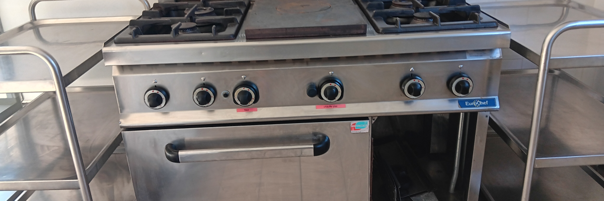 Cuisinière à gaz, chariots en métal, hotte.