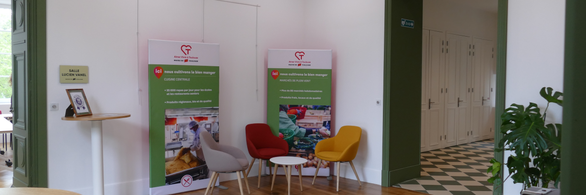 Pièces avec tables, chaises, bannières et porte.