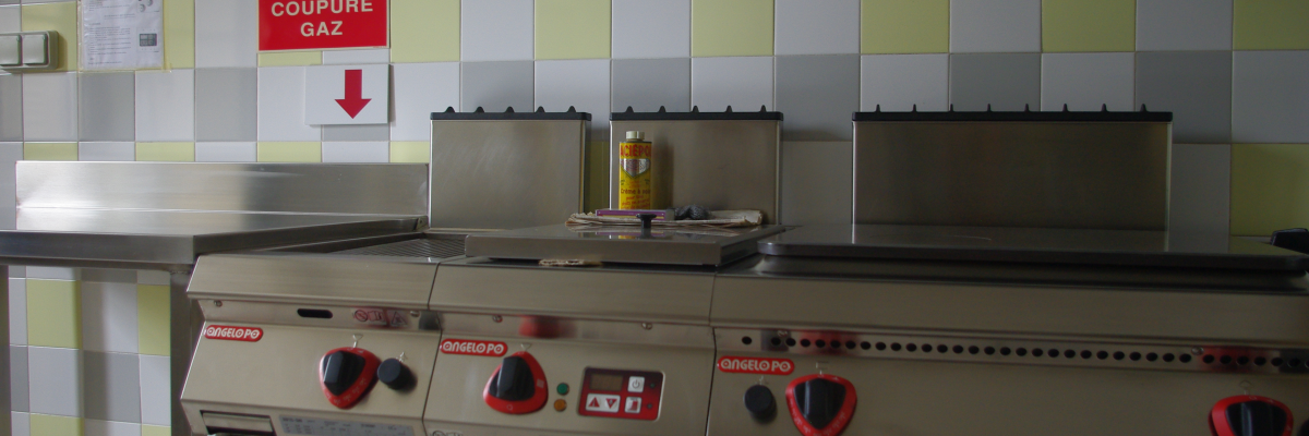 Cuisine avec plaques de cuisson, panneaux de commande, canette et panneau "Coupeure Gaz".