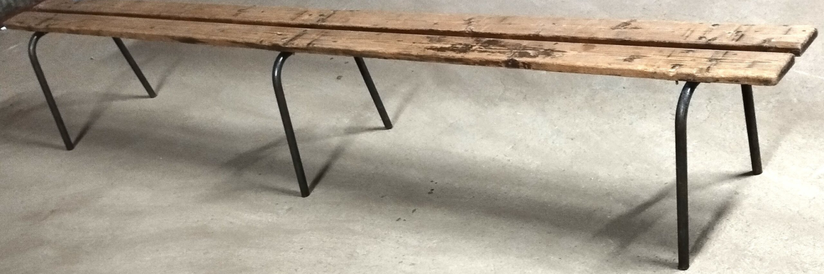 Banc en bois avec pieds métalliques.