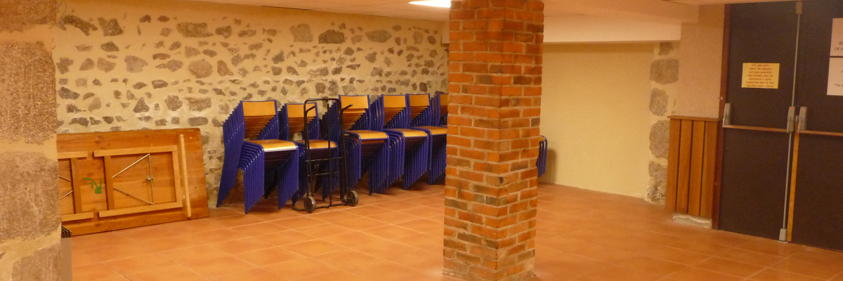 Salle avec chaises, tables, colonnes et portes.