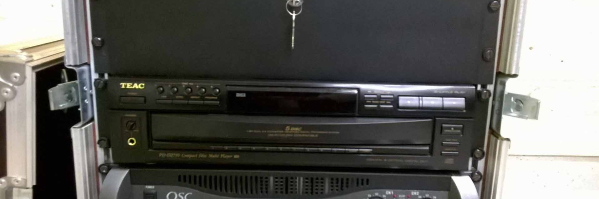 Coffret de transport avec lecteur de bande TEAC et amplificateur OSC.