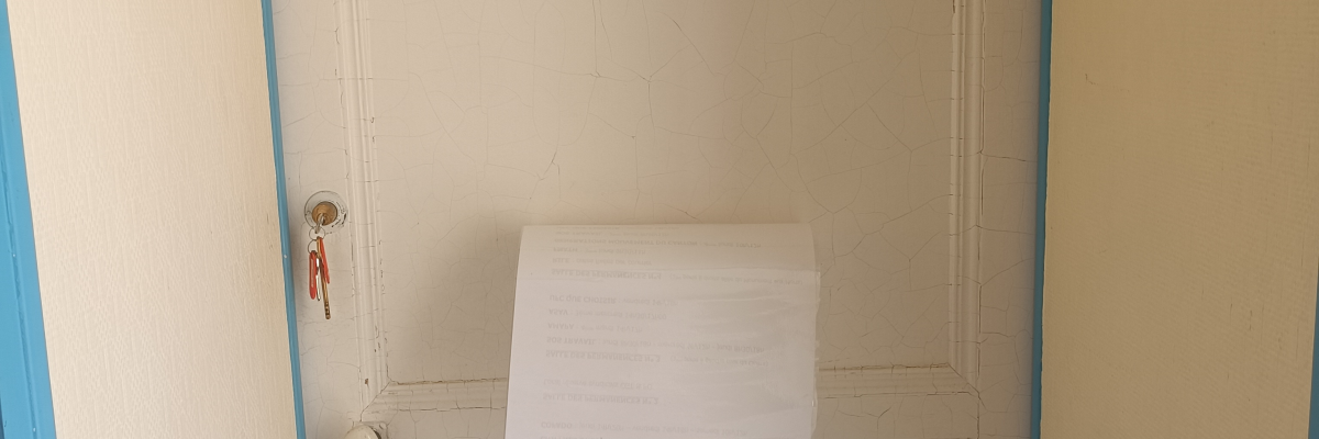 Porte blanche avec cadre bleu, poignée, serrure, affiche jaune et papier accroché.