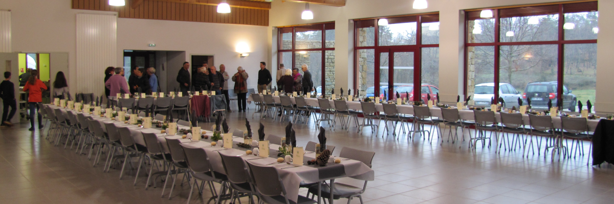 Salle avec tables, chaises, et lustres.