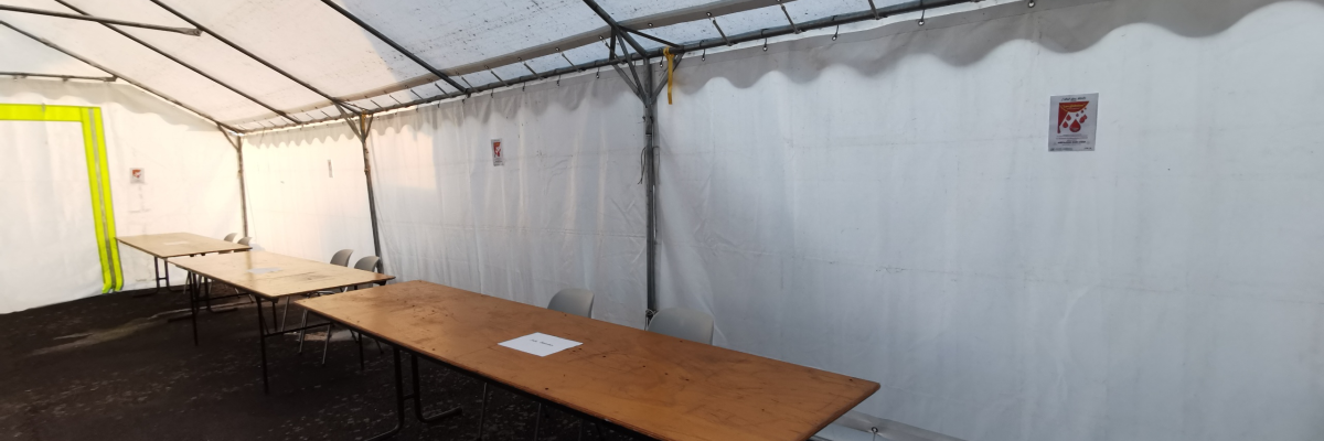 Tente avec tables et chaises.