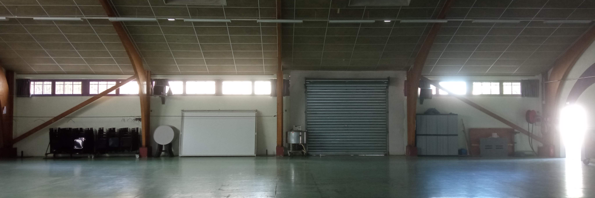 Atelier avec portes, fenêtres, étagères et matériel de stockage.