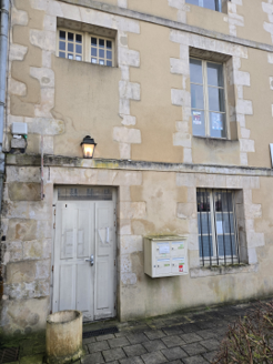 Maison avec porte, fenêtres, boîte aux lettres et lanterne.