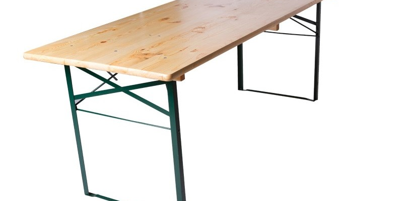 Table en bois avec tréteaux en métal.