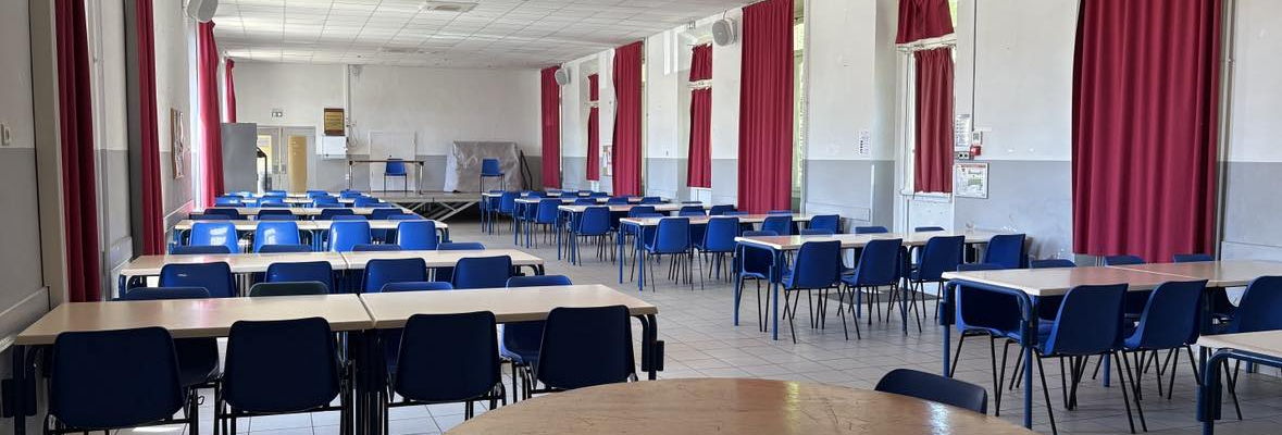 Salle avec tables, chaises et rideaux.