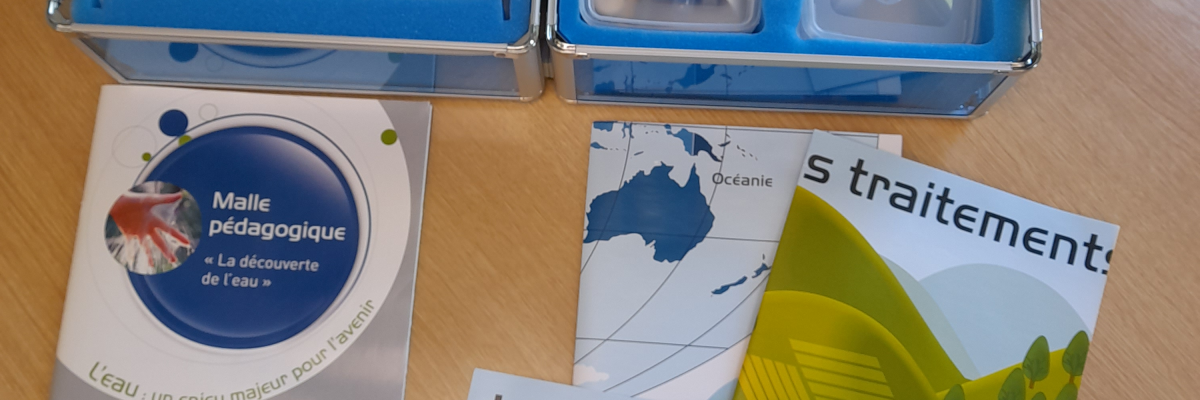 Kit éducatif avec boite de matériel, livrets et affiches.