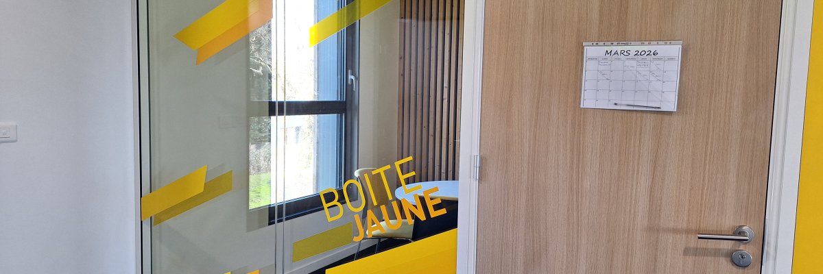 Porte en bois avec vitre à côté, affichage "Botte et Jaune", papier sur la porte.