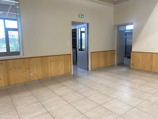 Pièces avec portes en métal et panneaux en bois.