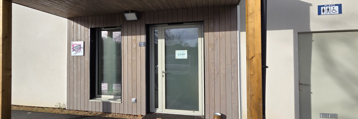 Entrée avec porte vitrée, rampes et panneaux.