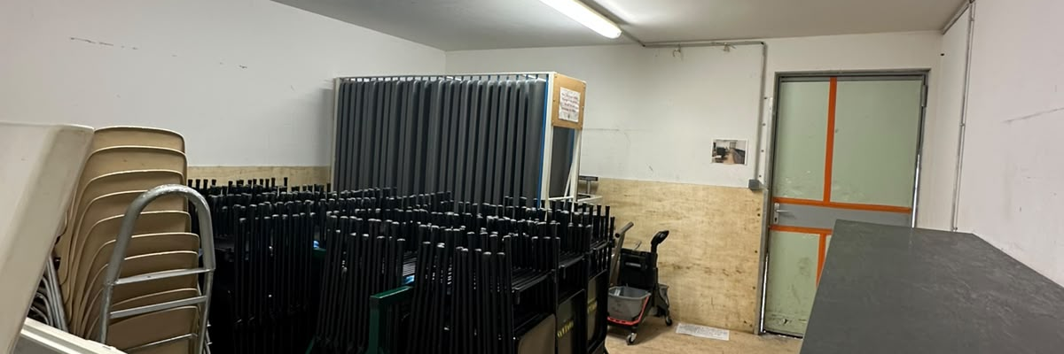 Pièces avec tables, chaises, chariots et armoires.