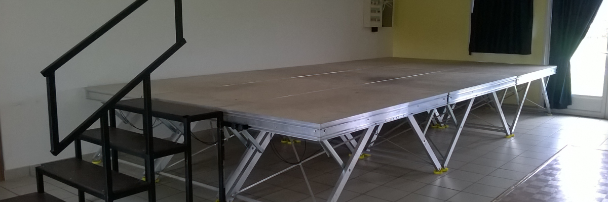 Plateforme élevée avec escaliers, sol carrelé.