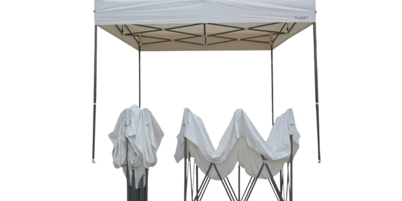 Tente blanche avec structure métallique, rideaux suspendus et barres de support.