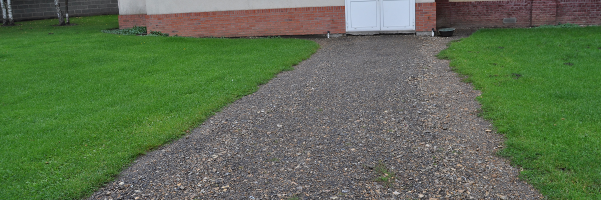 Maison avec allée gravillonnée.