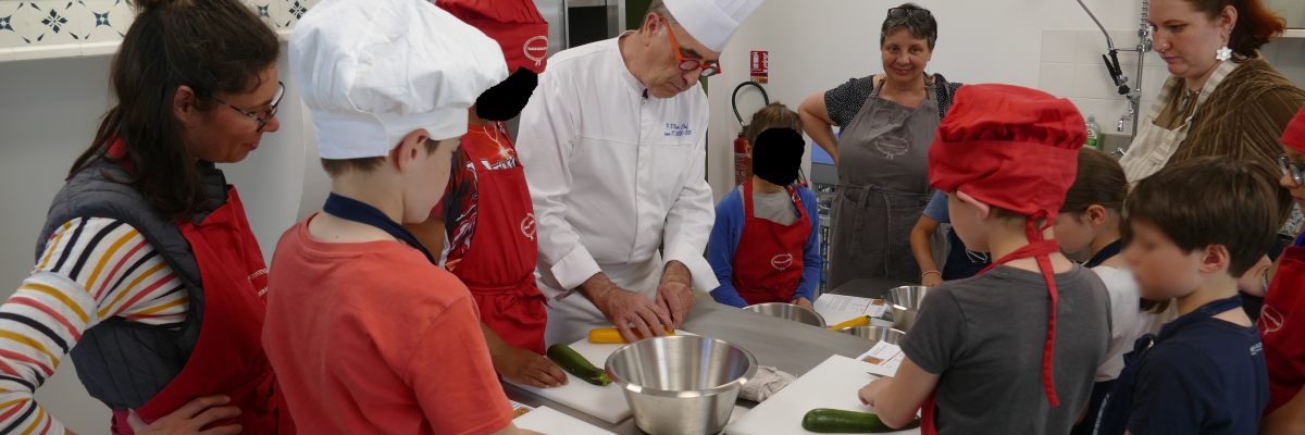 Cuisine avec chef, enfants, adultes, tablier, toque, cuisinant, couteau, planche à découper, bol.