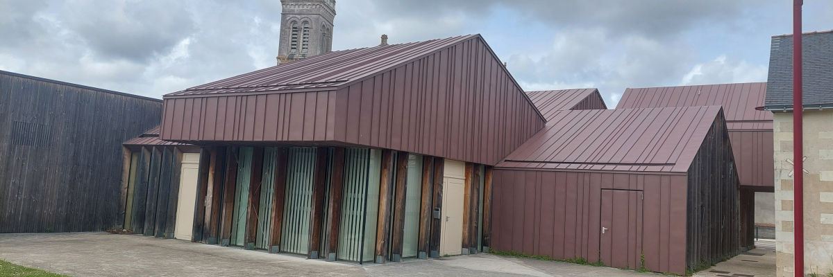 Bâtiment avec toits métalliques et portes de couleurs.
