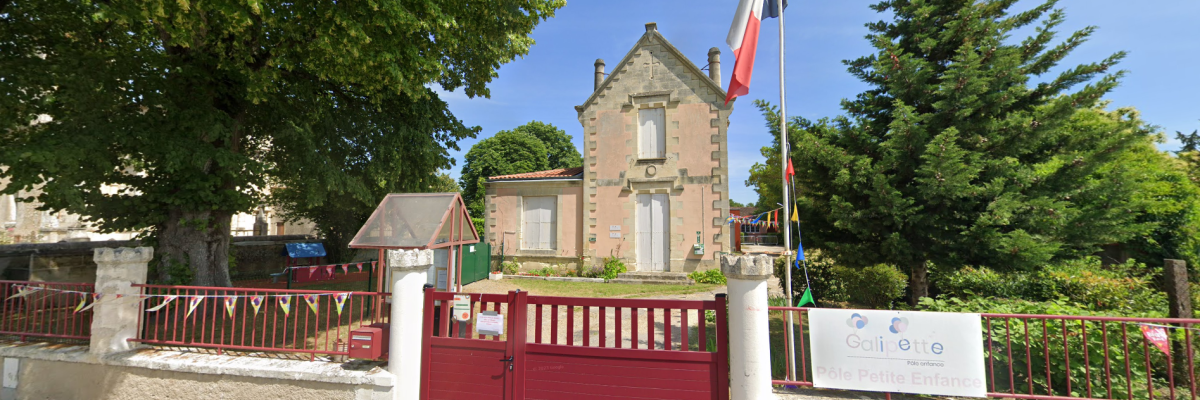 Maison avec porte rouge, drapeau, et panneau indiquant "Galette Crèche Enfant".