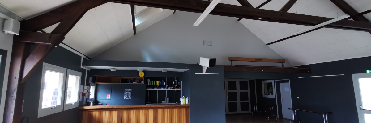 Salle avec comptoir, étagères, banc, porte et fenêtres.