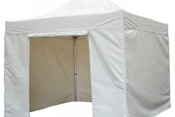 "Tente blanche avec portes et fenêtres."