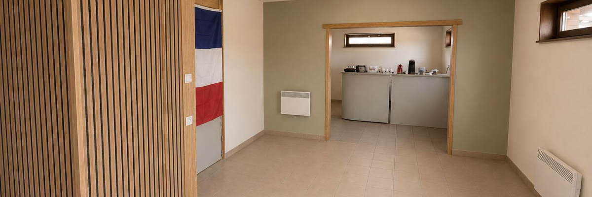 Pièce vide avec porte, radiateur, évier et fenêtre.