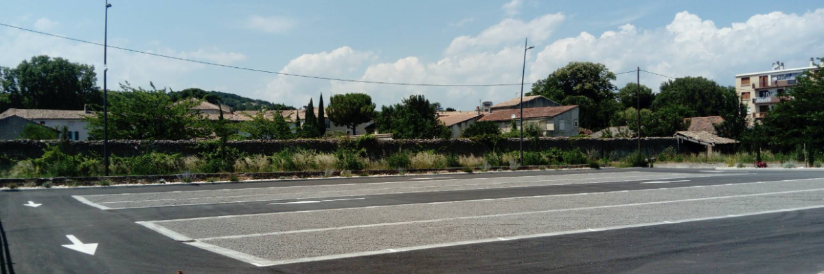 Route avec marquage au sol et végétation.