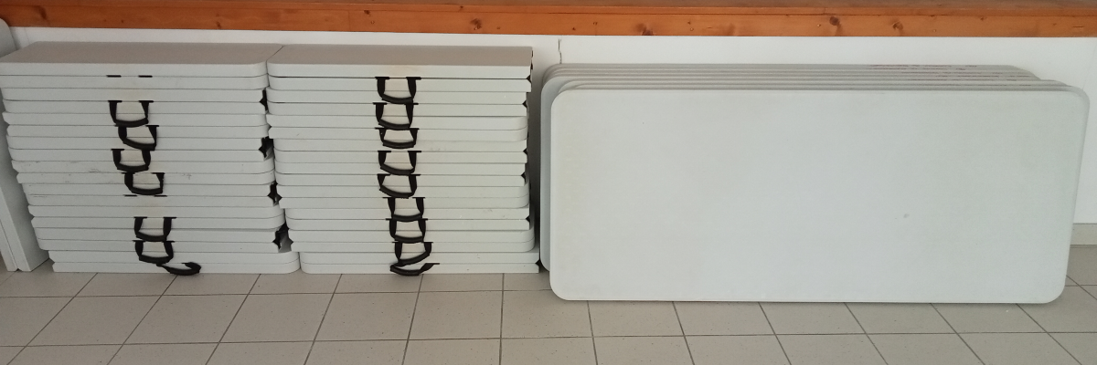 Piles de plaques de plâtre contre un mur.