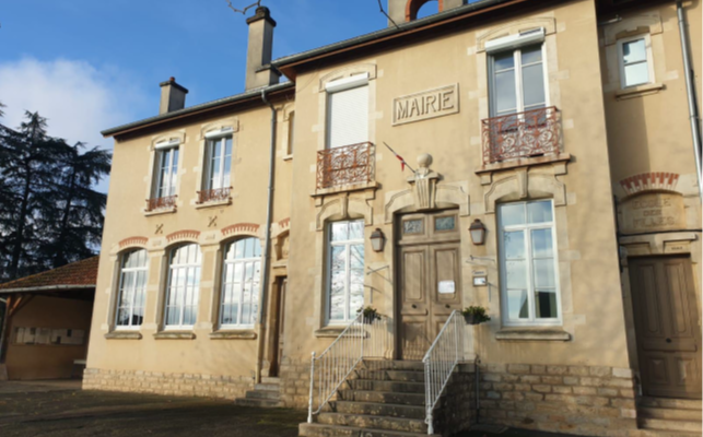 Bâtiment municipal avec entrée, fenêtres, escaliers et balcons.