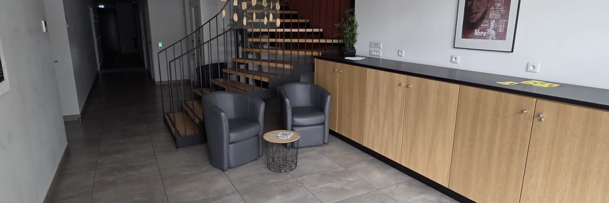 Salle avec meubles, chaises, table basse, et tableau.