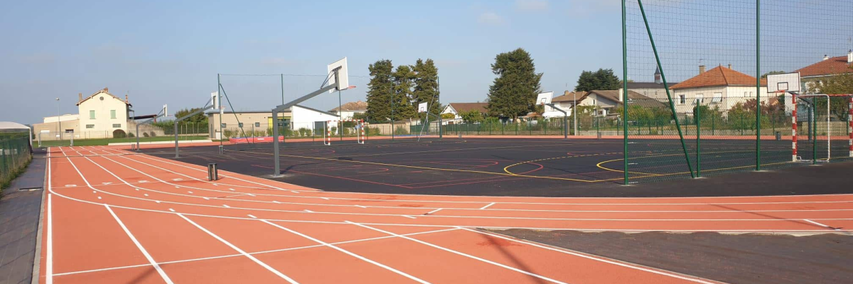 Piste de sport avec terrain de basket et filets.