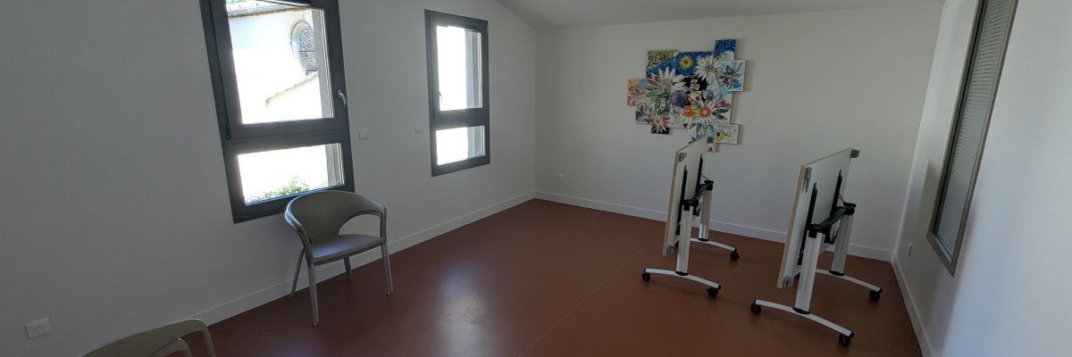 Pièces avec chaises, tableaux, fenêtres et supports.