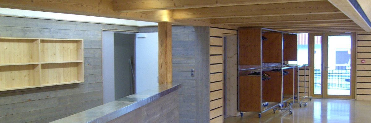 Bureau avec étagères, comptoir, portes et chariots.