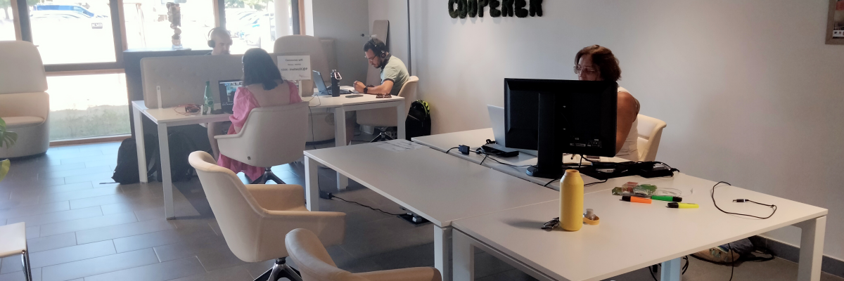 Bureaux avec moniteurs, chaises, accessoires informatiques.