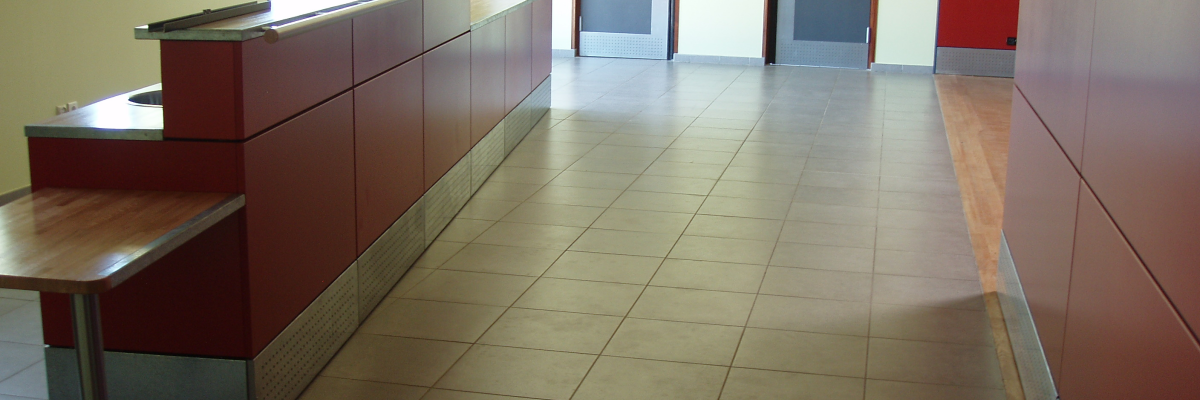 Réception avec comptoir, trois portes et fenêtres.