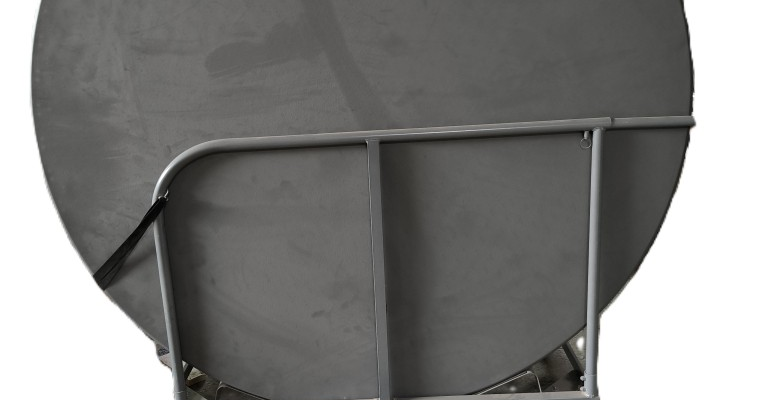 Table ronde sur chariot à roues.