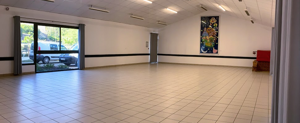 Salle vide avec éclairage, porte, fenêtre et tableau mural.