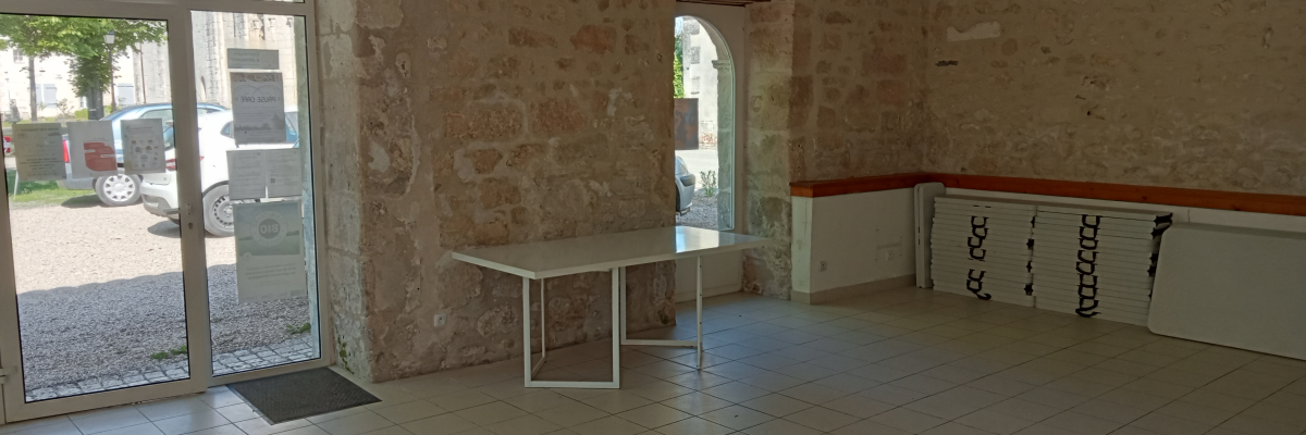 Pièce avec table, radiateur, porte et fenêtres.