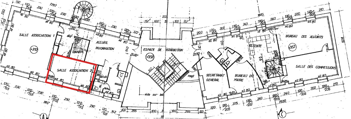 Plan niveau 1 avec salles, couloirs, et équipements.