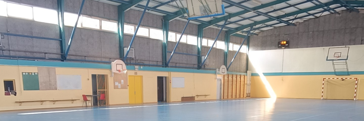 Gymnase avec paniers de basket, tableau blanc, bancs et porte.
Structure métallique, sol bleu.

Structure métallique, gymnase avec paniers de basket, tableau blanc, bancs et porte. Sol bleu.
(79 caractères)