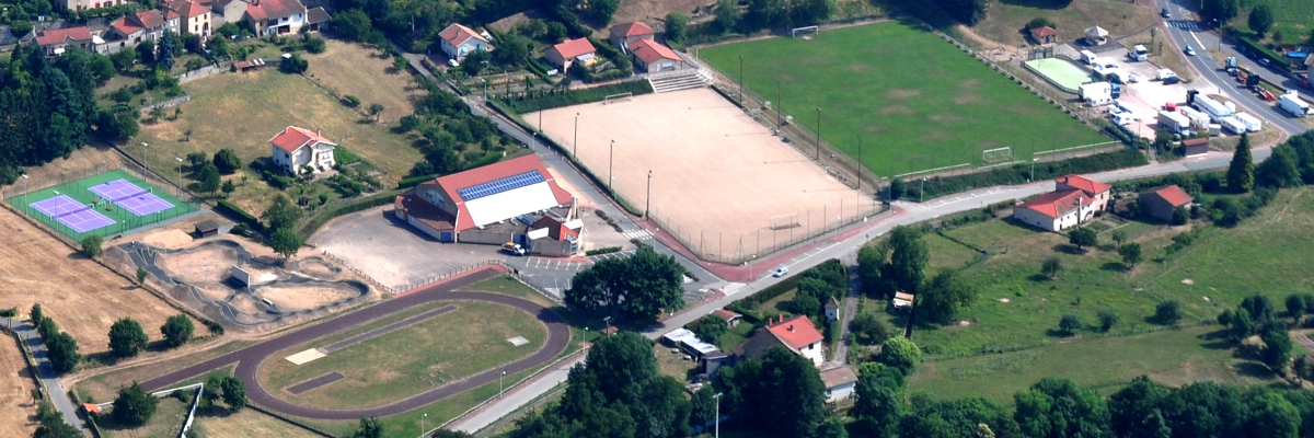 Complexe sportif avec terrains, pistes, bâtiments et parkings.