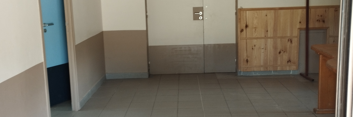 Pièce vide avec armoires, porte, climatiseur mural.